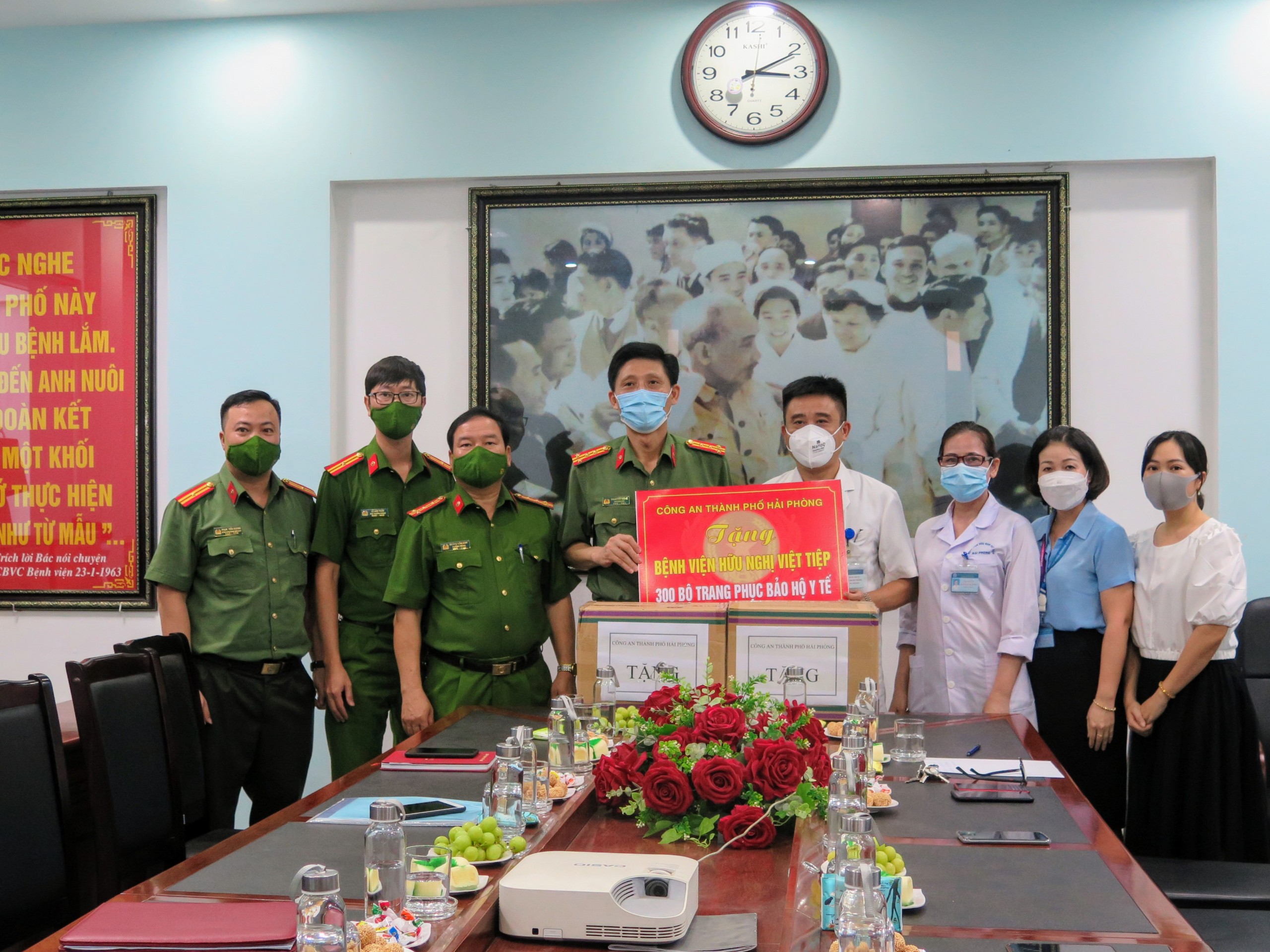 Trao tặng 300 bộ quần áo y tế phòng chống dịch tặng Bệnh viện Việt Tiệp